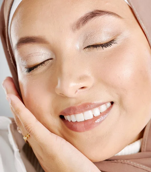 Close Bela Mulher Muçulmana Com Olhos Fechados Sentindo Satisfeito Com — Fotografia de Stock