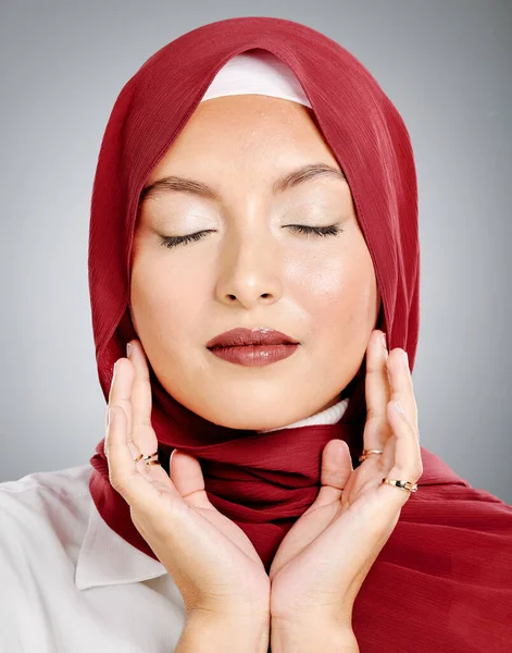 一位年轻美丽的穆斯林女子 双目紧闭 头戴红色头巾 头戴口红 背景是灰色的工作室 温和的阿拉伯女性 头戴传统头巾 妆容端庄 — 图库照片