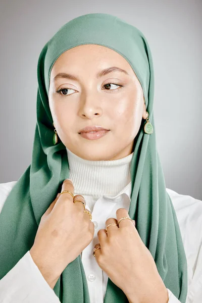 一个漂亮的穆斯林女人穿着绿色头巾在工作室里摆姿势 被灰色背景隔离的令人惊讶的自信的Arab模型的头像 在年轻时尚的中东扩张 — 图库照片