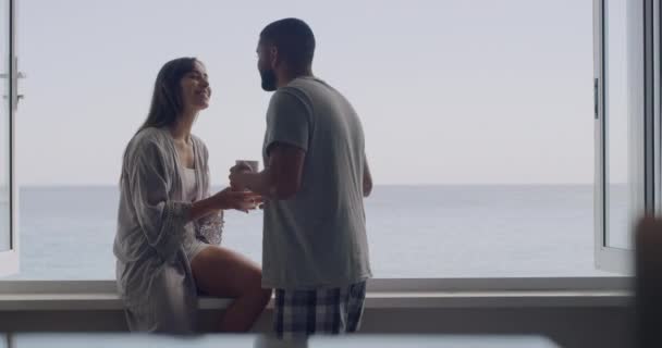Genç Çeşitli Melez Çiftler Kahve Içip Öpüşürken Arka Planda Kumsalda — Stok video