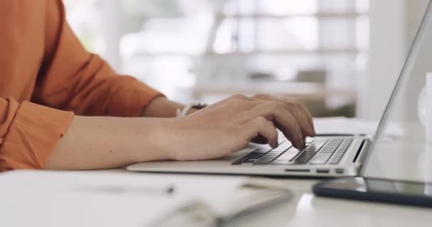 Primo Piano Mani Dita Una Donna Affari Che Lavora Computer — Video Stock