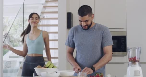 Homem Saudável Apto Fazer Bebidas Esportivas Smoothies Cozinha Casa Para — Vídeo de Stock