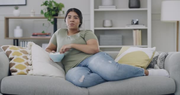 Grappige Jonge Latino Vrouw Die Popcorn Eet Thuis Een Film — Stockvideo