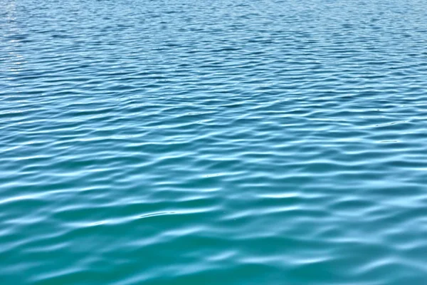 波紋とコピースペースと水の背景 干潮時には新鮮な穏やかな青い海の水の閉鎖 ユニークな動きのパターンを持つ波形の水面にズームします 静かな小さな瞑想波 — ストック写真