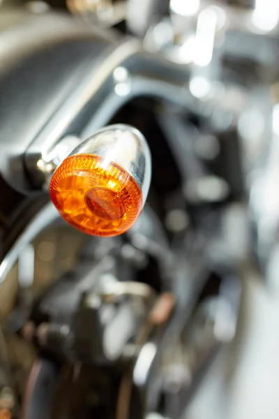 Närbild Bakifrån Baklykta Motorcykel Orange Vända Ljus Suddig Svart Vintage — Stockfoto