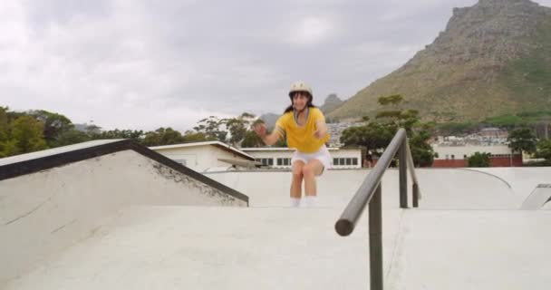 Cool Young Woman Wearing Rollerblades Doing Tricks While Riding Skate — Stock Video