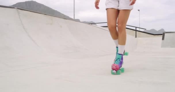 Detailní Záběr Ženské Kolečkové Brusle Nohy Bruslení Přes Skate Park — Stock video