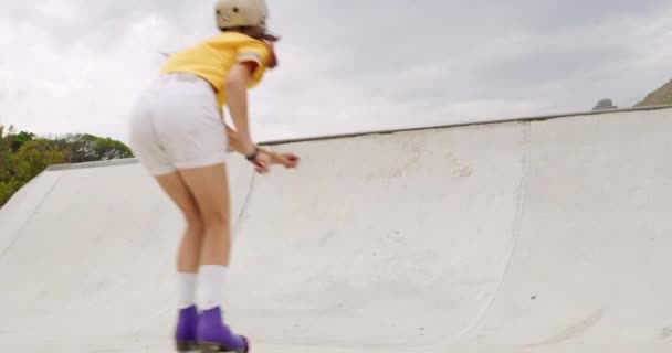 Een Jonge Vrouw Rolschaatsen Springen Een Helling Bij Een Skatepark — Stockvideo