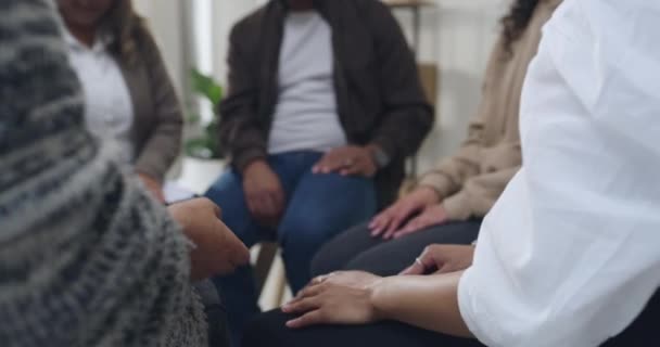 Внимательные Коллективы Держащиеся Руки Медитационной Терапии Разнообразные Коллеги Молящиеся Успех — стоковое видео