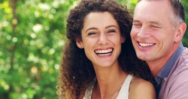 这对快乐的成熟夫妇的画像 带着大大的笑容 在花园里或户外公园里 带着彩色的空间 紧紧地粘在一起 恋爱中快乐男女的面孔享受无忧无虑的日子 — 图库视频影像
