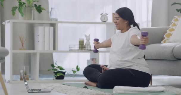 Een Gelukkig Gemengd Ras Size Vrouwelijk Model Begint Gewichtsverlies Reis — Stockvideo