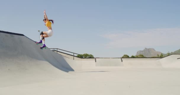 Mladá Samice Samec Bruslař Skákání Bruslení Rampě Skatepark Venku Dva — Stock video