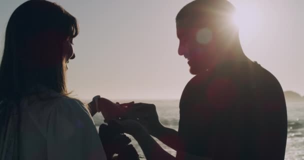 Silueta Retrovisora Novio Romántico Proponiéndole Matrimonio Novia Con Anillo Playa — Vídeo de stock