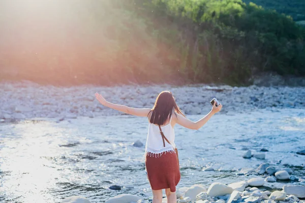 Mujer Despreocupada Caminando Por Río Para Tomar Fotos Naturaleza Cámara — Foto de Stock