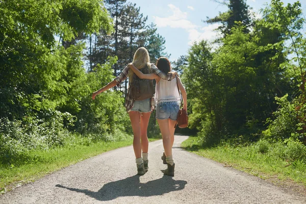 Zwei Unbeschwerte Frauen Gehen Und Umarmen Sich Während Einer Wanderung — Stockfoto