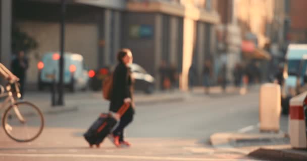 Blurred Orang Bersepeda Dan Berjalan Jalan Latar Belakang Kota — Stok Video