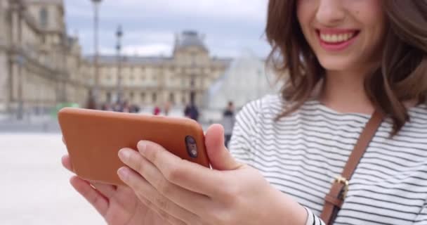Una Mujer Sonriendo Mientras Usa Smartphone Frente Louvre — Vídeo de stock