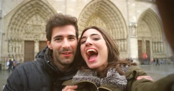 Pár Zamilovaný Líbání Dávání Selfie Před Notre Dame — Stock video