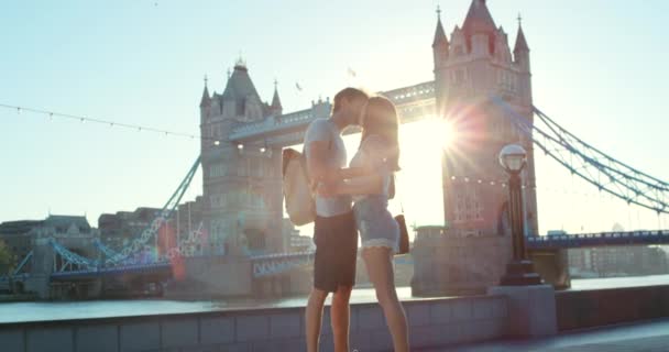 Couple Embrassant Affectueusement Devant Pont Westminster — Video