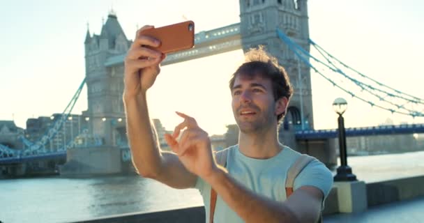 Jovem Feliz Sorrindo Tirando Uma Selfie Frente Ponte Westminster — Vídeo de Stock
