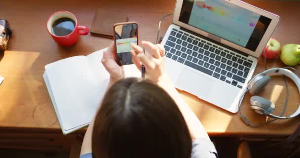Uma Mulher Negócios Deslizando Através Seu Smartphone Enquanto Trabalhava Casa — Vídeo de Stock
