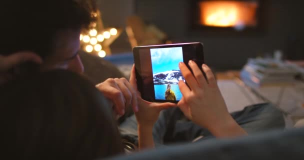 Ένα Ζευγάρι Χαλαρώνει Μαζί Στον Καναπέ Τους Χρησιμοποιώντας Ένα Ψηφιακό — Αρχείο Βίντεο