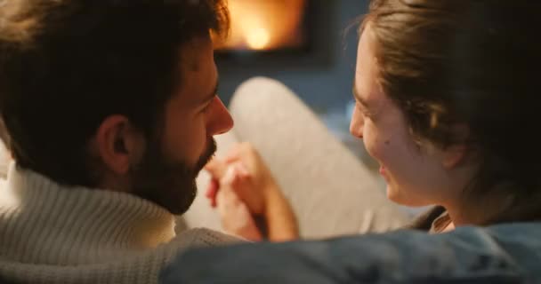 幸せな居心地の良いカップルの話 家でのSnuglingとリラックス — ストック動画