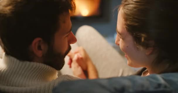 Casal Acolhedor Feliz Conversando Aconchegante Relaxante Casa — Vídeo de Stock