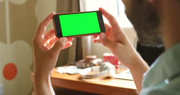 Ένας Άντρας Που Χρησιμοποιεί Smartphone Του Για Στείλει Ένα Μήνυμα — Αρχείο Βίντεο