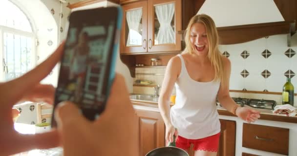 Une Jeune Femme Excitée Retournant Une Crêpe Tout Faisant Prendre — Video