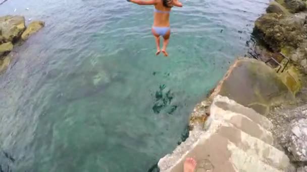 Dos Amigos Saltando Océano Para Nadar Día Verano — Vídeo de stock
