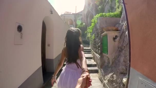 Jovem Alegre Subindo Escadas Com Ela Amigo Enquanto Olha Por — Vídeo de Stock