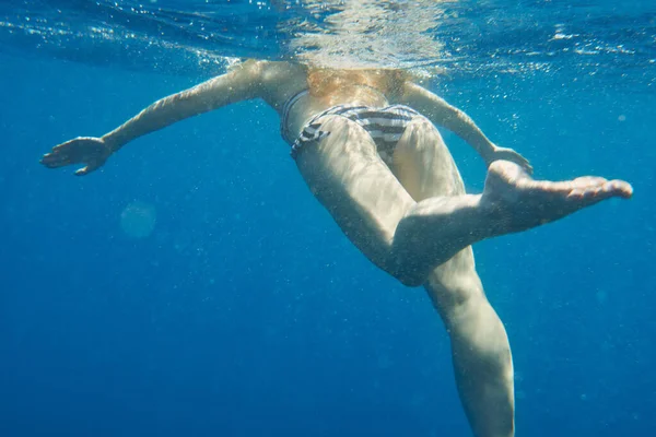 Foto Una Donna Irriconoscibile Che Nuota Nel Mar Mediterraneo Italia — Foto Stock