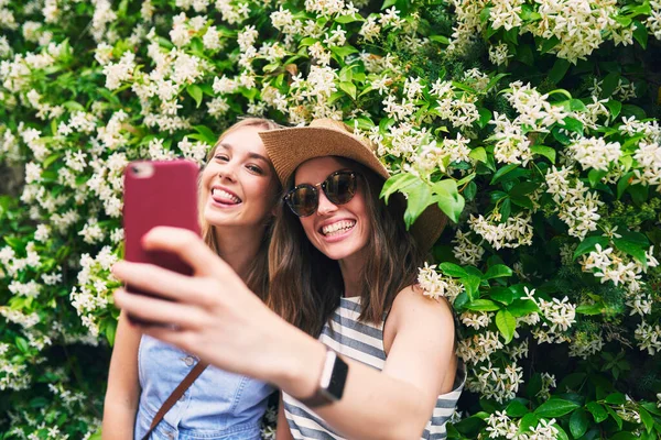 Dwoje Przyjaciół Robi Sobie Selfie Wakacjach Dziewczyna Przyjaciół Podróży Przygoda — Zdjęcie stockowe