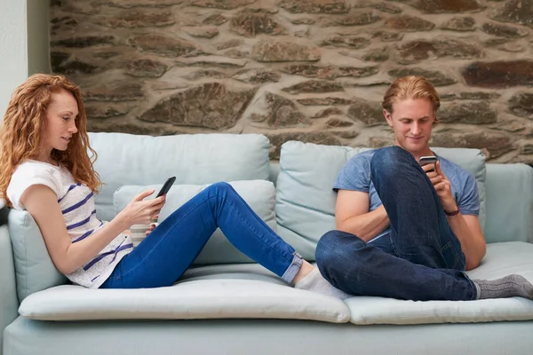 Jeune Couple Utilisant Des Smartphones Tout Passant Temps Ensemble Maison — Photo