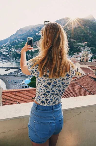 Žena Fotí Pobřeží Itálie Pomocí Chytrého Telefonu Zadní Pohled Ženu — Stock fotografie