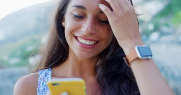 Retrato Hermosa Mujer Sonriendo Playa Verano Vacaciones Tecnología Teléfono — Vídeo de stock