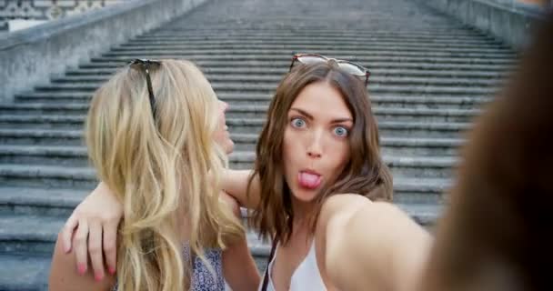 Due Giovani Donne Allegre Che Fanno Selfie Insieme Due Donne — Video Stock