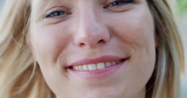 Portrait Belle Femme Souriant Sur Plage Pendant Les Vacances Été — Video