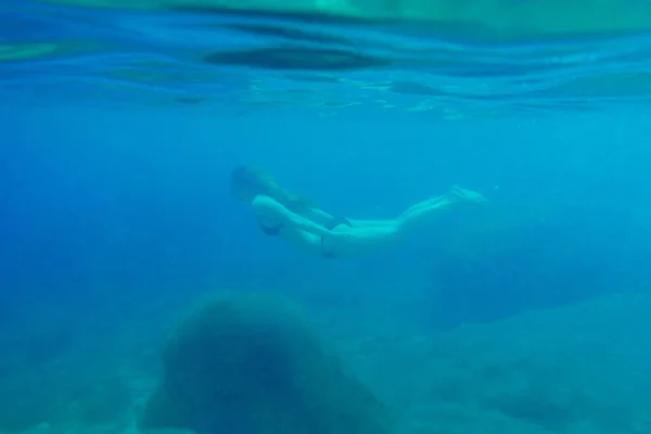 Schöne Frau Schwimmt Unter Wasser Paradiesstrand Freiheit Wohlbefinden Lifestyle Sommerurlaub — Stockfoto