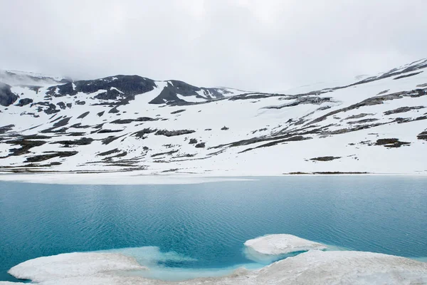Величний Красивий Пейзаж Льодовикове Озеро Крижаний Сніг Гора Синій Білий — стокове фото