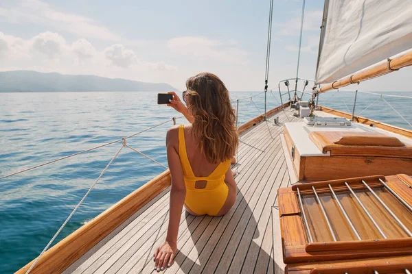 Mujer Joven Crucero Vacaciones Traje Baño Amarillo Tomando Fotos Del — Foto de Stock