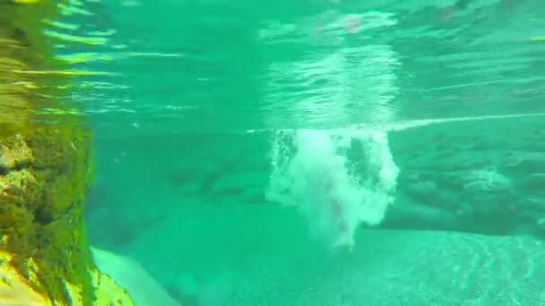 Mujer Bikini Rojo Nadando Bajo Agua Lago Mujer Joven Saltando — Vídeos de Stock