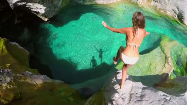 Szczęśliwa Młoda Kobieta Białym Bikini Skacząca Klifu Pływającego Jeziorze Dwoje — Wideo stockowe