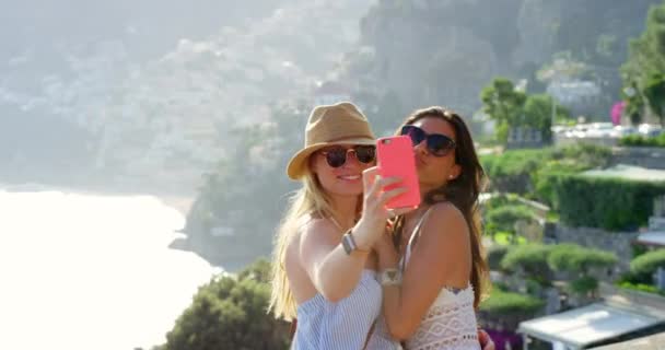 Две Женщины Позируют Сделать Селфи Мобильному Телефону Время Отпуска Вместе — стоковое видео