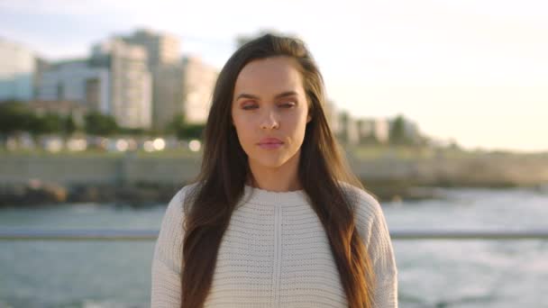 Une Jeune Femme Heureuse Souriant Sur Promenade Coucher Soleil Pendant — Video