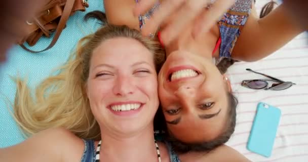 Duas Mulheres Relaxantes Desfrutando Férias Verão — Vídeo de Stock