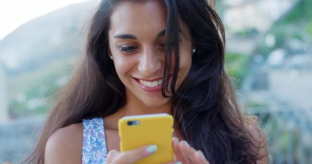 Retrato Hermosa Mujer Sonriendo Playa Verano Vacaciones Tecnología Teléfono — Vídeo de stock