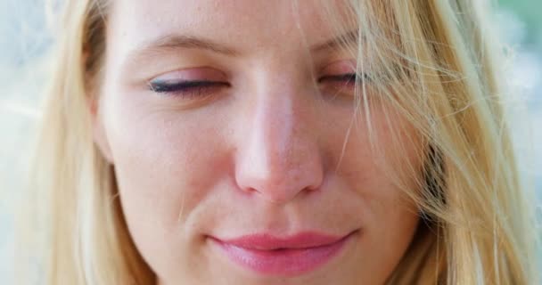 Portret Mooie Vrouw Glimlachen Het Strand Tijdens Zomervakantie — Stockvideo