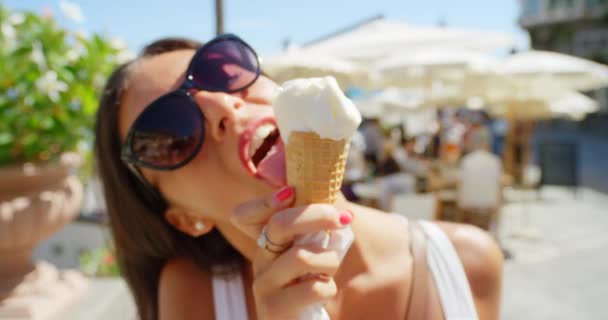 Une Jeune Femme Insouciante Profitant Crème Glacée Pendant Les Vacances — Video